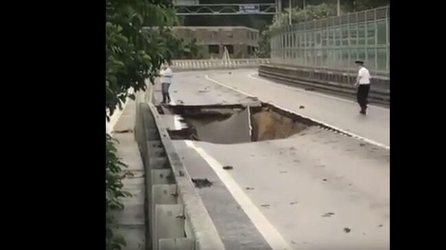 Обрушившуюся после ливня в Сочи трассу сняли на видео 