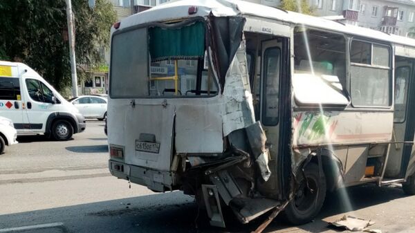 Последствия ДТП с участием автобуса и автокрана в Челябинске