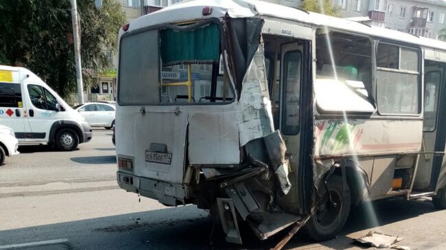 Последствия ДТП с участием автобуса и автокрана в Челябинске