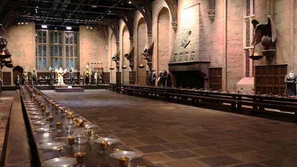 Большой зал в Хогвартсе (The Great Hall, room in Hogwarts) в Warner Bros. Studio Tour London, Уотфорд