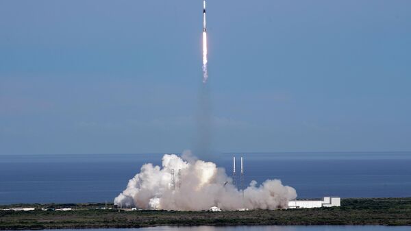 Старт ракеты-носителя Falcon 9 с космическим кораблем Dragon с грузом для Международной космической станции  с космодрома на мысе Канаверал 