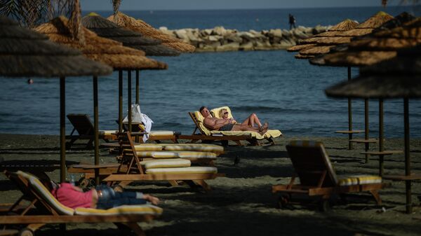 Отдыхающие на пляже в Кипре