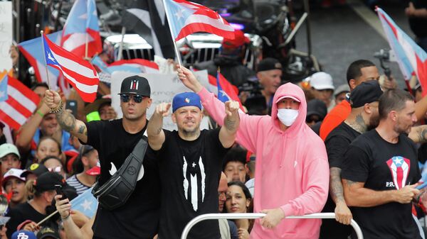 Жители Пуэрто-Рико празднуют отставку губернатора Рикардо Росселло