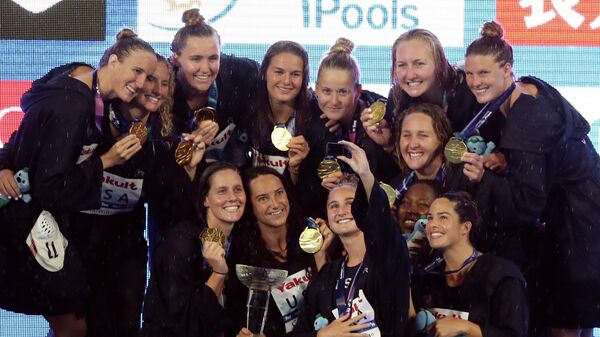 Женская сборная США по водному поло с золотыми медалями чемпионата мира