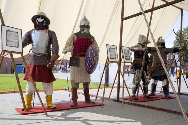 Организаторы подготовили для гостей выставку исторической реконструкции костюмов и доспехов XIII‒XVII веко
