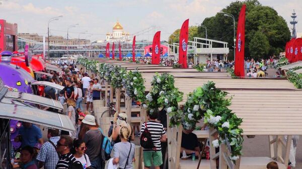 Посетители музыкально-гастрономического фестиваля Бургер фест в парке Горького в Москве