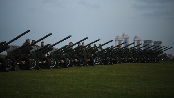 Военнослужащие у зенитных орудий на территории парка Победы на Поклонной горе