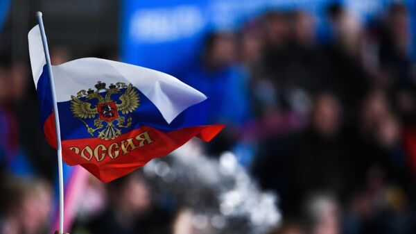 Российский флаг в руке болельщика