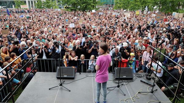 Шведская активистка Грета Тунберг во время акции Пятницы ради будущего в Берлине. 19 июля 2019