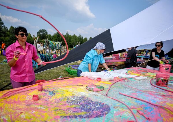 Волонтеры работают над элементами объекта Угруан на фестивале ландшафтных объектов Архстояние