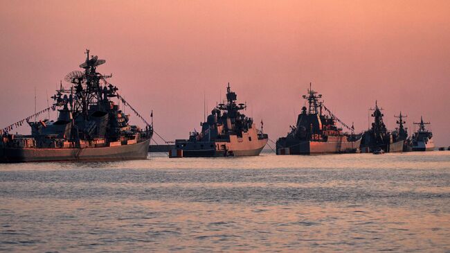 Военные корабли в бухте Севастополя