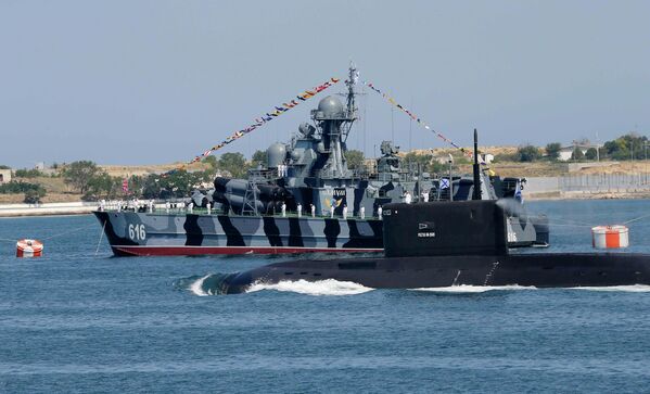 МРК Самум во время парада кораблей в Севастополе в честь Дня Военно-морского флота России