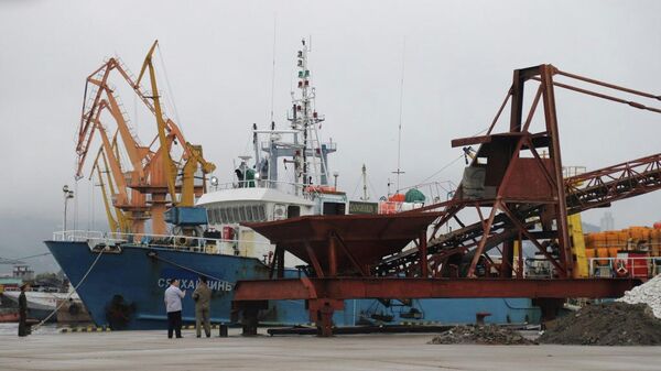 Рыболовный траулер Сянхайлинь-8 в порту Вонсан, КНДР
