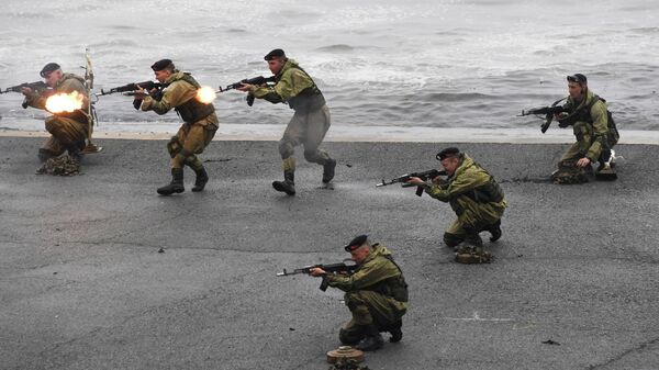 Высадка морского десанта во время показательных выступлений в рамках празднования Дня ВМФ во Владивостоке