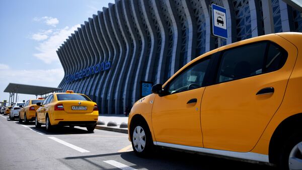 Такси у здания Международного аэропорта Симферополь имени И. К. Айвазовского