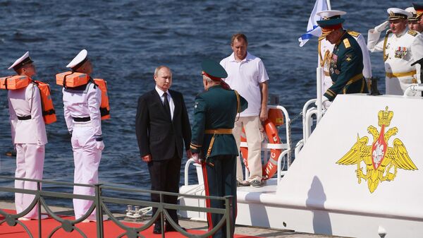 Президент РФ, верховный главнокомандующий Владимир Путин принимает Главный военно-морской парад по случаю Дня Военно-морского флота РФ в Санкт-Петербурге. 28 июля 2019