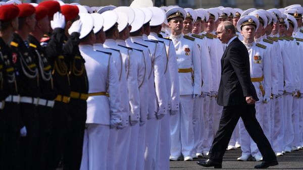 Президент РФ, верховный главнокомандующий Владимир Путин принимает Главный военно-морской парад по случаю Дня Военно-морского флота РФ в Санкт-Петербурге. 28 июля 2019