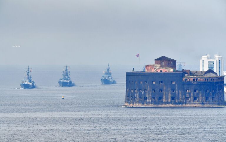 Корабли Военно-Морского флота РФ на главном военно-морском параде, посвященном Дню ВМФ, в Кронштадте