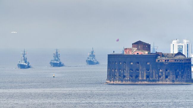 Корабли Военно-Морского флота РФ на главном военно-морском параде, посвященном Дню ВМФ, в Кронштадте