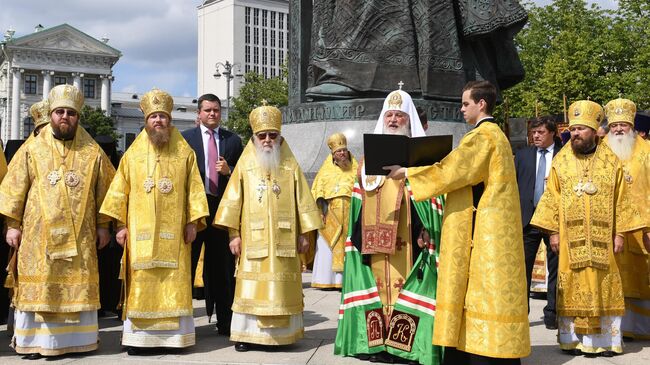 Патриарх Московский и всея Руси Кирилл во время молебна у памятника святому князю Владимиру на Боровицкой площади по случаю Дня Крещения Руси