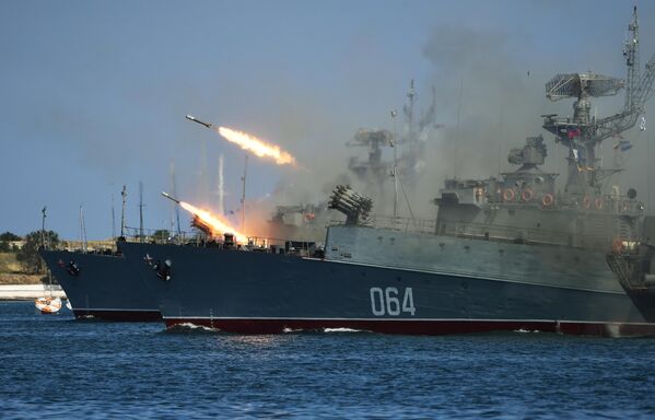 Стрельбы из реактивных бомбометов РБУ-6000 Смерч-2 с палуб кораблей в честь Дня ВМФ в Севастополе