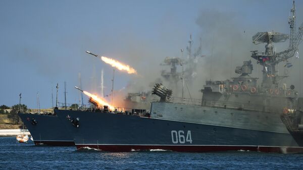 Стрельбы из реактивных бомбометов РБУ-6000 Смерч-2 с палуб кораблей в честь Дня ВМФ в Севастополе