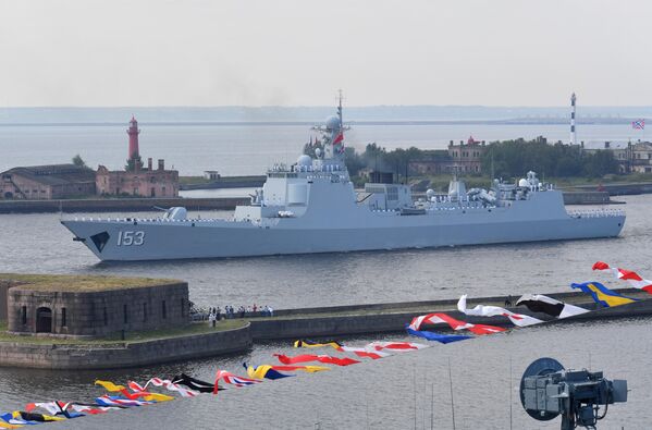 Ракетный эскадренный миноносец военно-морских сил КНР Сиань на главном военно-морском параде, посвященном Дню ВМФ, в Кронштадте