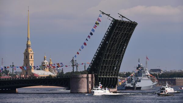 Патрульный катер проекта 03160 Раптор, малый ракетный корабль проекта 21631 Серпухов у Дворцового моста на главном военно-морском параде, посвященном Дню ВМФ в Санкт-Петербурге