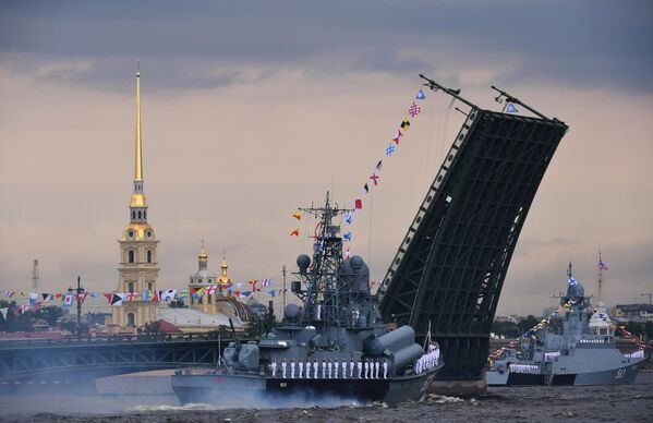 Малый ракетный корабль проекта 1234 Пассат и малый ракетный корабль проекта 21631 Серпухов у Дворцового моста на главном военно-морском параде, посвященном Дню ВМФ в Санкт-Петербурге