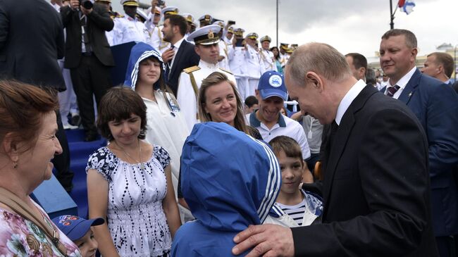 Президент РФ Владимир Путин общается со зрителями Главного военно-морского парада по случаю Дня Военно-морского флота РФ в Санкт-Петербурге