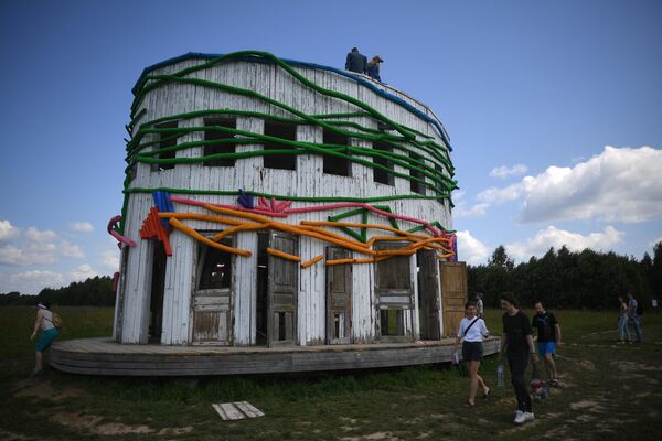 Посетители фестиваля Архстояние у объекта Ротонда Александра Бродского.