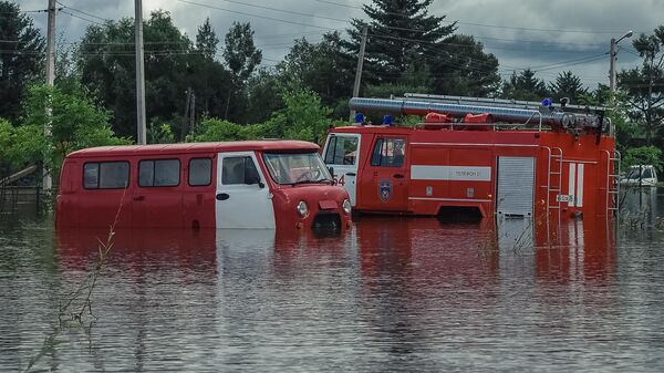 Затопленные пожарные автомобили в селе Норск в Селемджинском районе Амурской области