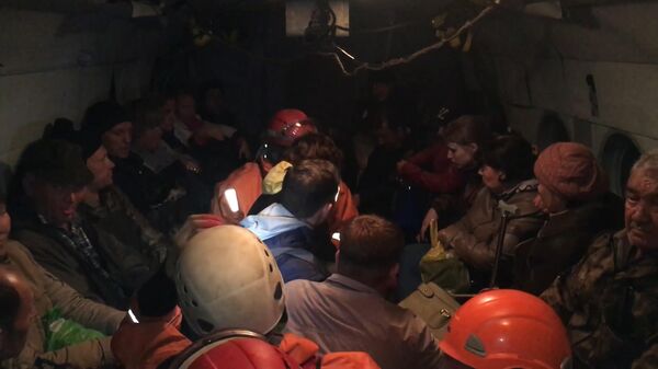 Вода не отступает: спасатели эвакуируют людей из Тулунского района