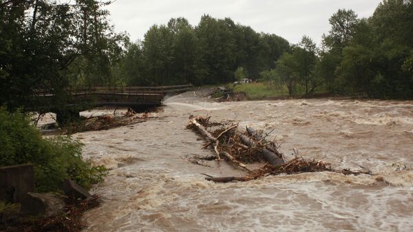 Обвалившийся из-за паводка мост через реку Солзан в Байкальске