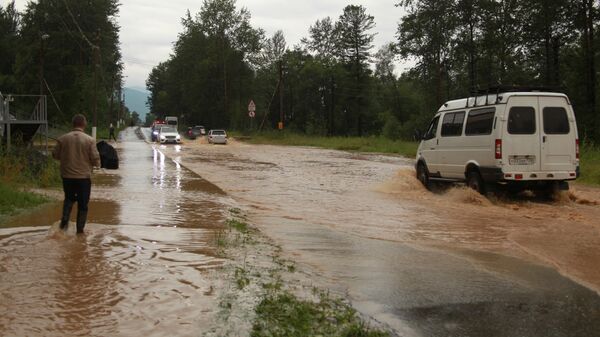 Подтопленная из-за паводка дорога в Байкальске