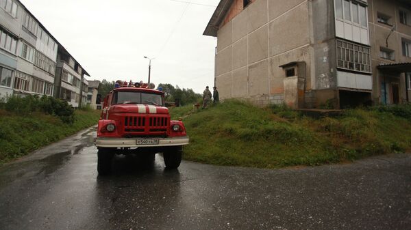 Пожарная машина на улице микрорайона Гагарина в Байкальске