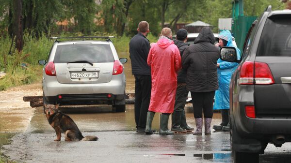 Жители обсуждают ситуацию на подтопленной дороге в Байкальске
