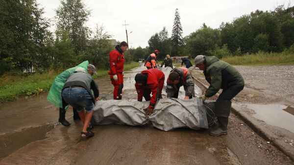 Сотрудники МЧС разворачивают водоналивную дамбу  на окраине Байкальска, чтобы не допустить подтопления микрорайона Гагарина