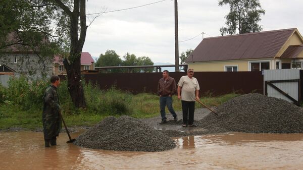 Жители Байкальска во время подтопления из-за паводка