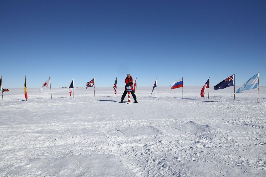 Антарктида. Валдис Пельш на Южном Полюсе у церемониального шара