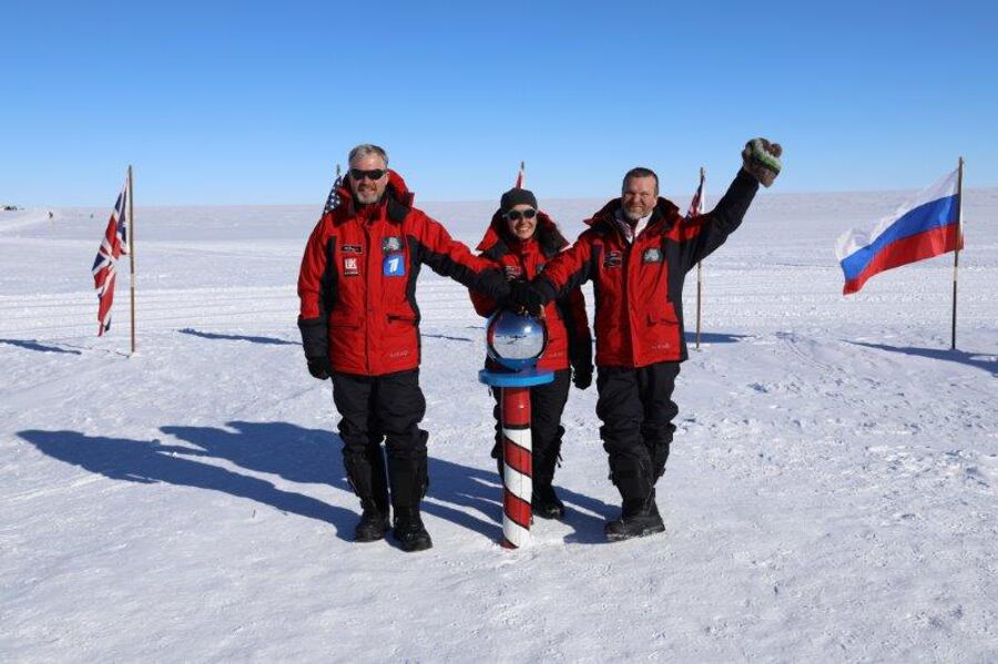 Антарктида. Валдис Пельш вместе с режиссером и оператором на Южном Полюсе у церемониального шара