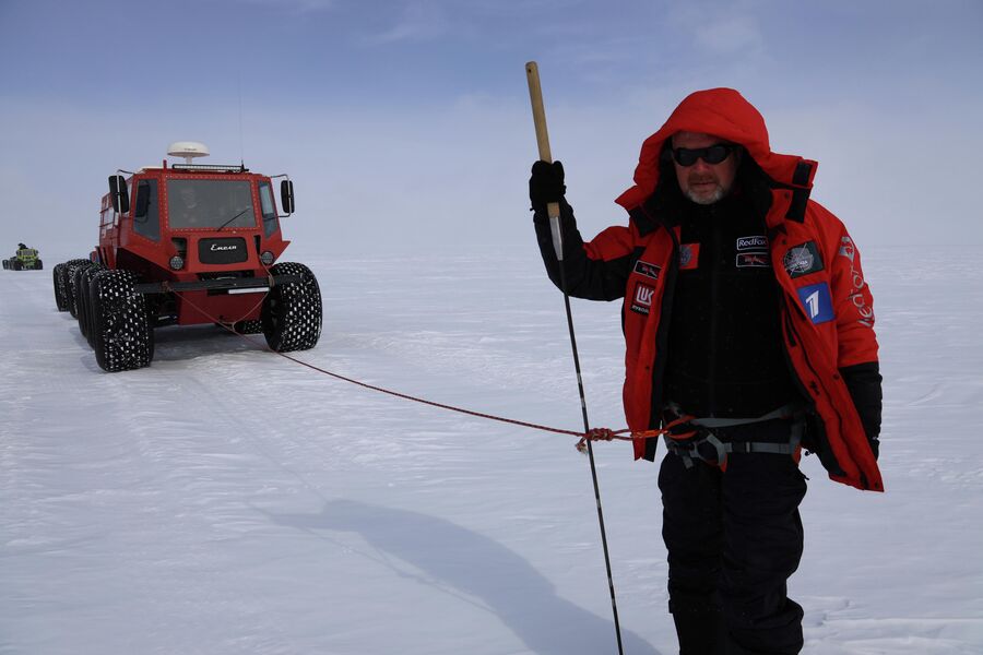 Антарктида. Валдис Пельш в специальной обвязке идет впереди машин, определяя трещины по маршруту 