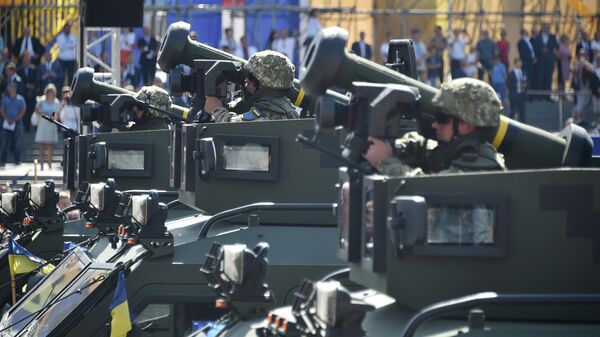 Украинские военнослужащие с американскими противотанковыми ракетами Javelin во время парада в Киеве