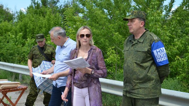 Представитель ЛНР в гуманитарной подгруппе на переговорах в Минске Ольга Кобцева на передаче заключенных украинским представителям