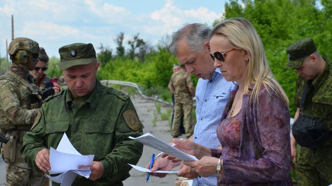 Представитель ЛНР в гуманитарной подгруппе на переговорах в Минске Ольга Кобцева на передаче заключенных украинским представителям