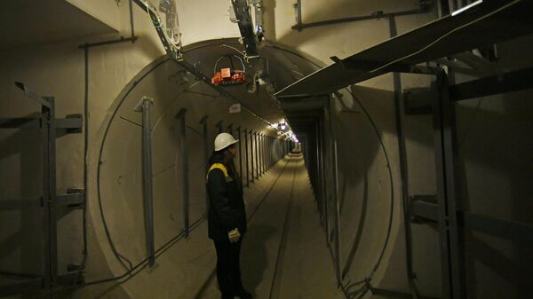Сотрудница ГУП Москоллектор в тоннеле кабельного коллектора Белорусский