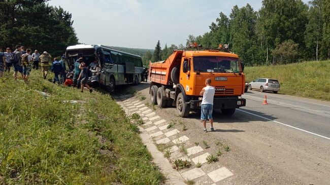 ДТП с участием автобуса и КамАЗа  на 894-м километре автодороги Р-255 Сибирь