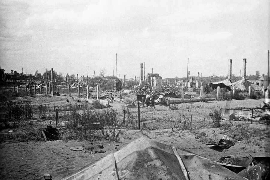 Части Советской Армии в августе 1944 года освободили город Каунас. Сожженное фашистами при отступление еврейское гетто в Вилиямполе (район Каунаса)