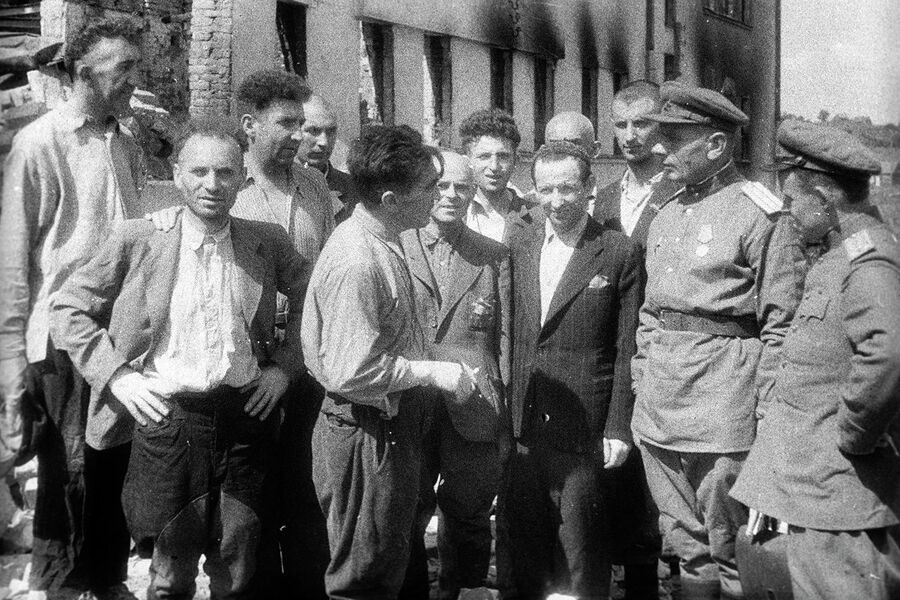 Оставшиеся в живых узники еврейского гетто в Вилиямполе рассказывают советским офицерам, освободившим город, о зверствах фашистов