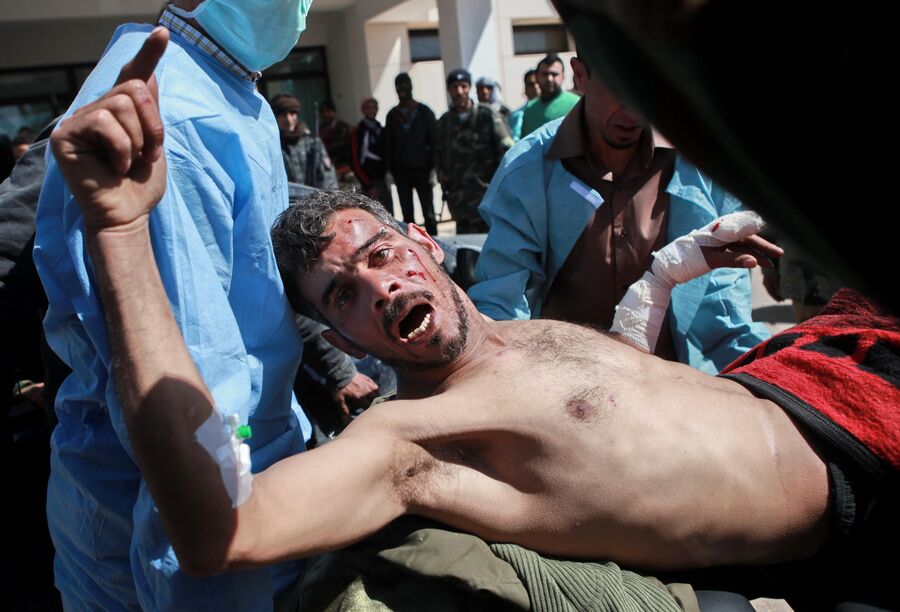 Повстанец, раненный в бою за город Бин Джавад, в госпитале Рас-эль-Ануфа